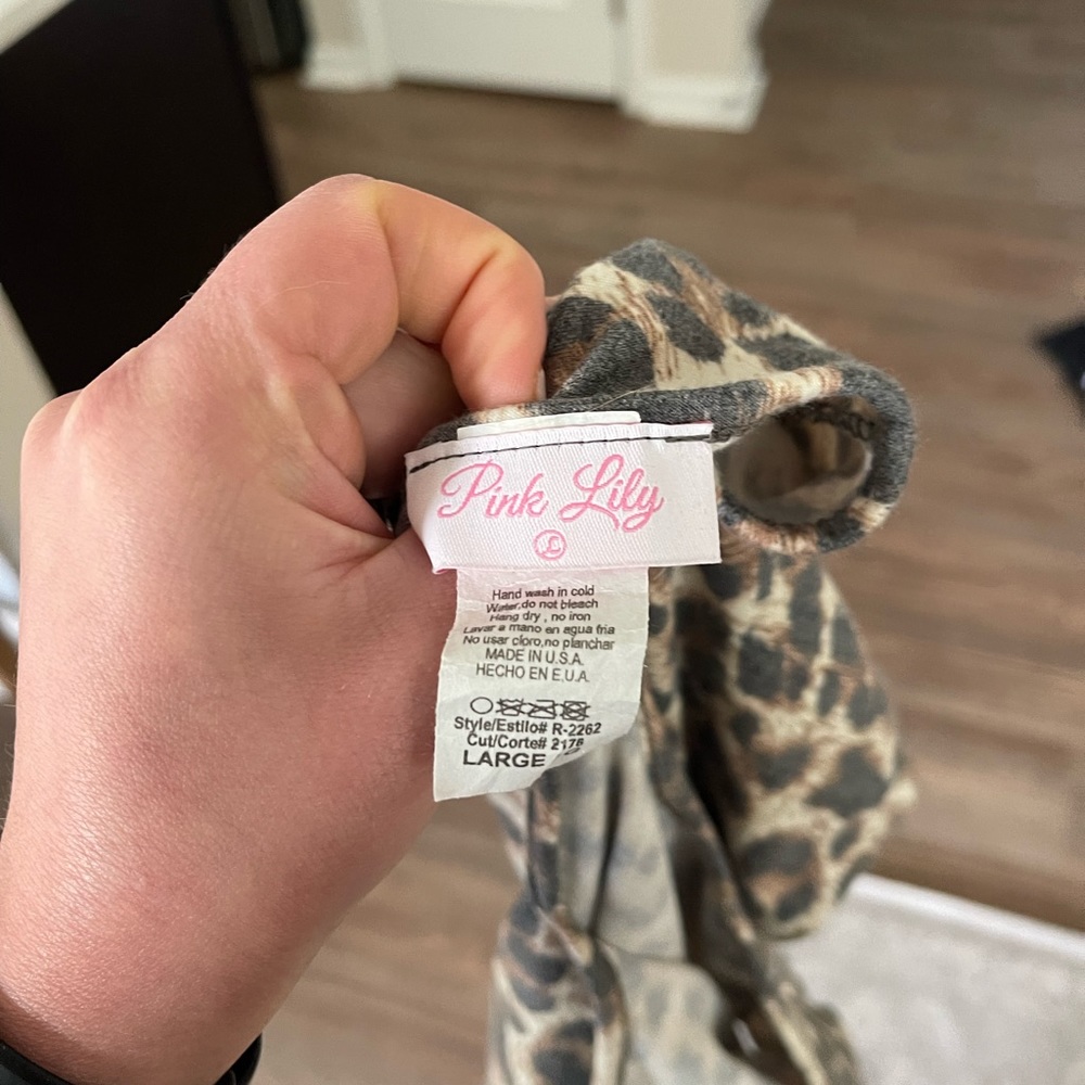 Pink lily leopard romper - Picture 2 of 6